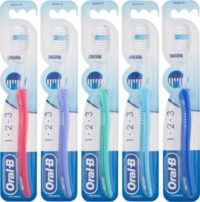 Εικόνα της ORAL-B 1-2-3 INDICATOR TOOTHBRUSH MEDIUM 35mm. Οδοντόβουρτσα χειρός Μέτρια, Εργονοµικά σχεδιασµένη λαβή για άνεση και έλεγχο.